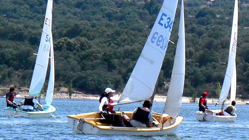 Practicar vela en el embalse de Valmayor