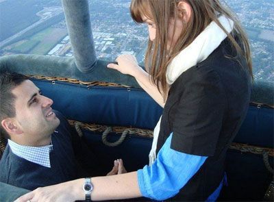 Una forma muy original de pedir la mano a tu amada puede ser en un paseo en globo.