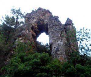 El agua y el viento se han tomado milenios para conseguir que un bloque sólido de roca calcárea se haya convertido en una especie de gran puerta de acceso a un castillo.