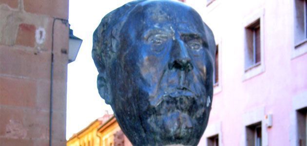 Esfigie de Antonio Machado frente al instituto donde impartió clases