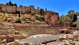 Teatro Romano y al fondo La Acazaba