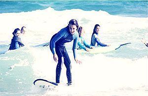 Primeros pasos practicando surf