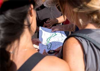 Mapa, brújula y agua para una aventura