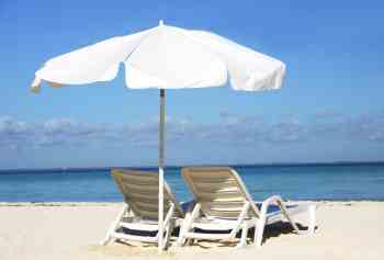 Sombrillas sillas playa