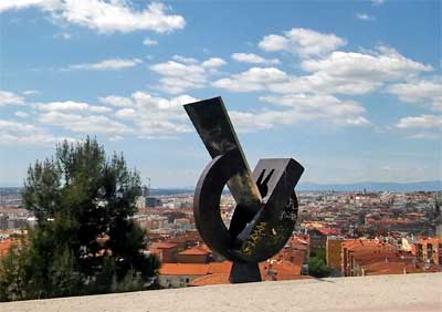 Estatua Triángulo Real Ilusorio del Enrique Salamanca