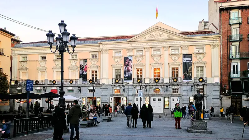 Qué hacer en la Plaza Santa Ana