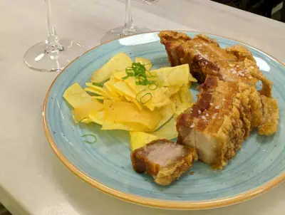 Torrezno con patatas revolconas