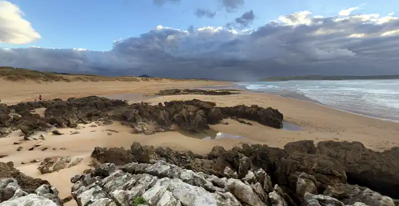 Playa de Valdearenas, Liencres. Costa Quebrada.
