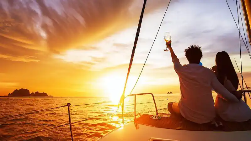 Alquilar un barco en Barcelona para un finde romántico