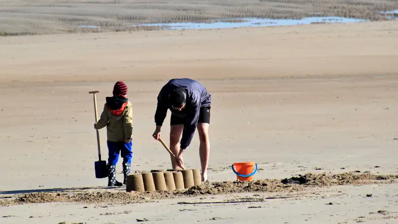 Hacer castillos de arena en la playa con niños Hacer castillos de arena en la playa con niños