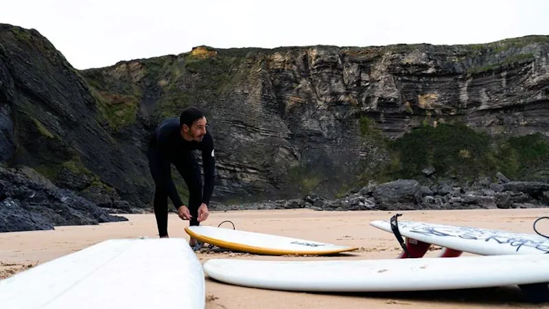 Equipamiento básico para hacer surf.